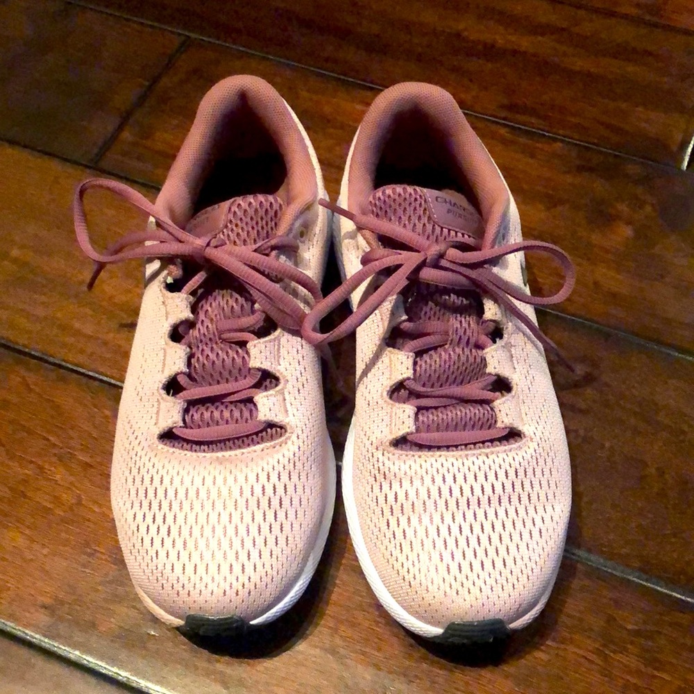 Women’s Under Armour Size 8 Charge Pursuit